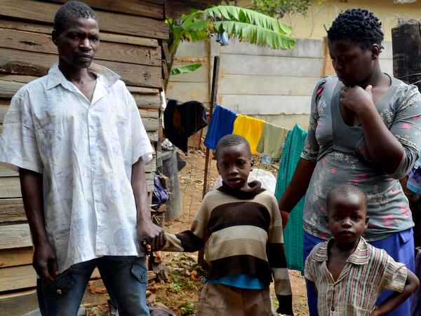 Familie in illegaler Siedlung, unterhalb Existenzminimum